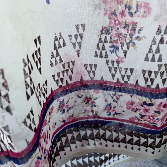 Sheer lace floral, geometric pattern blouse - Picture 4 of 6